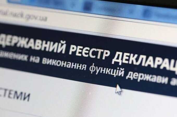 На тлі війни столичний податківець оформив пенсію за "липовою" інвалідністю, а його дружина придбала елітну квартиру