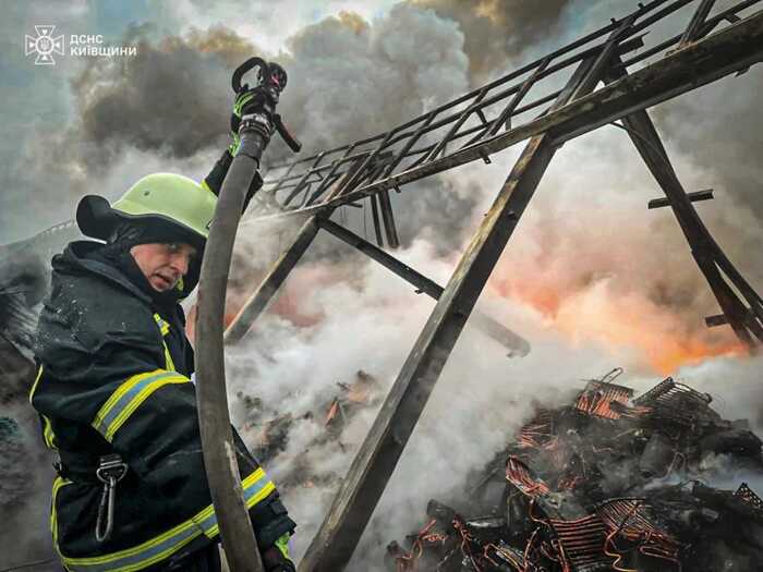 На Київщині загорівся центр управління відходами