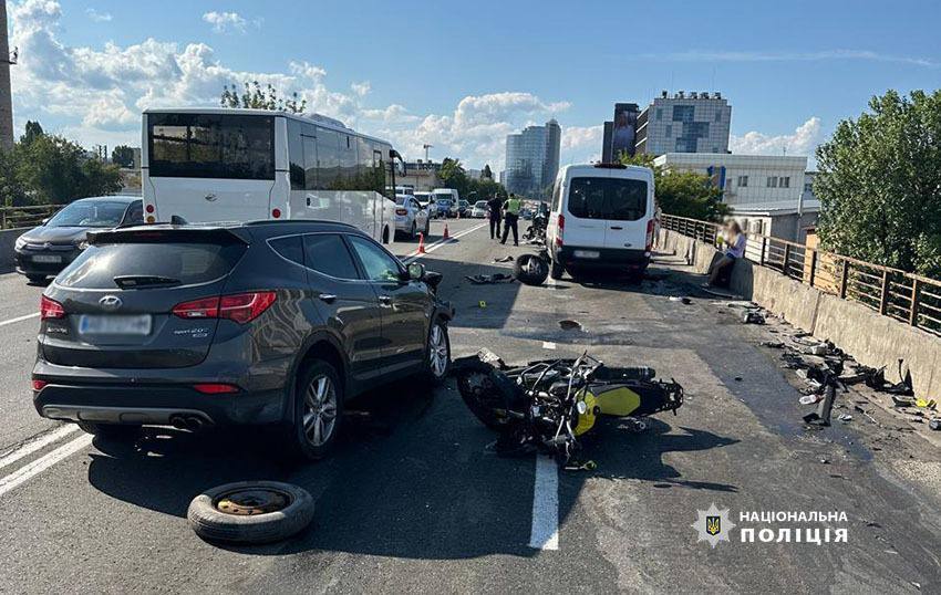 У Києві сталась масштабна аварія, є постраждалі. Фото і відео